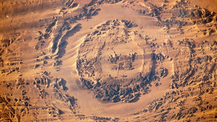 Con mắt chuyển động giữa Sahara do "sát thủ vũ trụ" để lại- Ảnh 1. Con mắt chuyển động giữa Sahara do "sát thủ vũ trụ" để lại- Ảnh 1.