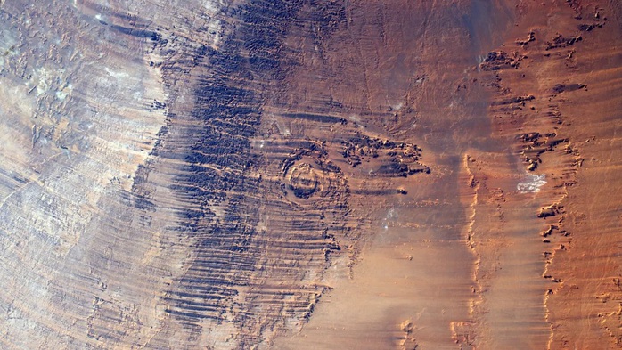 Con mắt chuyển động giữa Sahara do "sát thủ vũ trụ" để lại- Ảnh 2. Con mắt chuyển động giữa Sahara do "sát thủ vũ trụ" để lại- Ảnh 2.