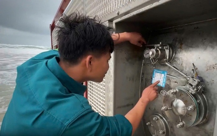 Một công ty ở TP HCM nhận là chủ của 3 bồn kim loại dạt vào biển Quảng Ngãi- Ảnh 2. Một công ty ở TP HCM nhận là chủ của 3 bồn kim loại dạt vào biển Quảng Ngãi- Ảnh 2.