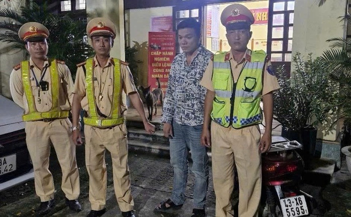 Tạm giữ “ma men” vung dao chém CSGT - Ảnh 1. Tạm giữ “ma men” vung dao chém CSGT - Ảnh 1.