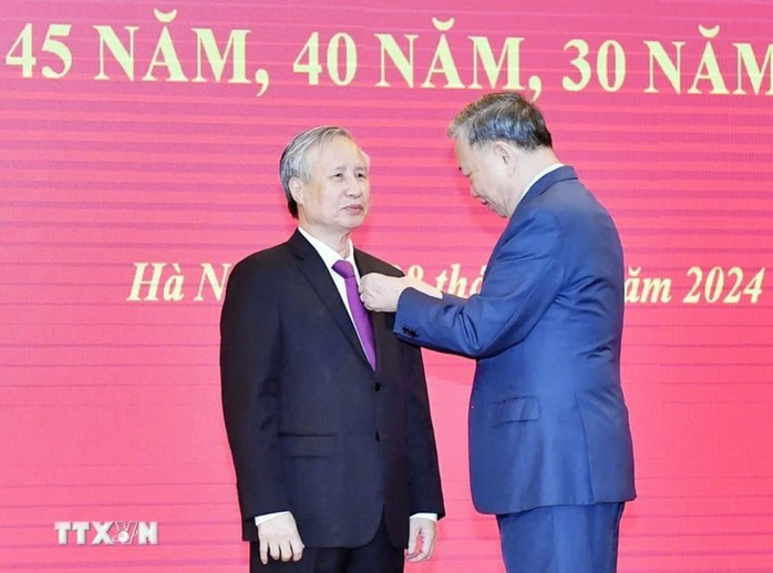 Tổng Bí thư Tô Lâm trao Huy hiệu 45 năm tuổi đảng tặng ông Trần Quốc Vượng- Ảnh 1. Tổng Bí thư Tô Lâm trao Huy hiệu 45 năm tuổi đảng tặng ông Trần Quốc Vượng- Ảnh 1.