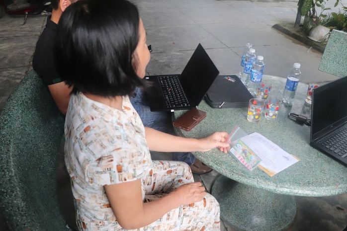 Bà Nguyễn Thị Ng. với tờ vé số trúng giải đặc biệt 2 tỉ đồng nhưng không được nhận thưởngẢnh: TRẦN THƯỜNG Bà Nguyễn Thị Ng. với tờ vé số trúng giải đặc biệt 2 tỉ đồng nhưng không được nhận thưởngẢnh: TRẦN THƯỜNG