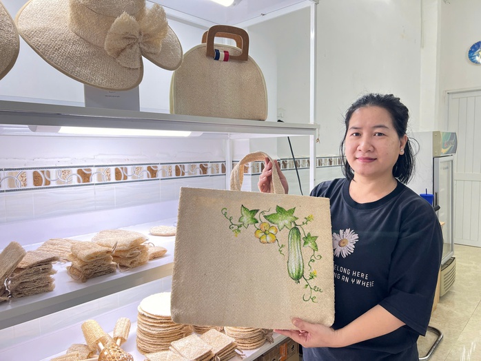 Bà Chúc với các sản phẩm làm từ xơ mướp Bà Chúc với các sản phẩm làm từ xơ mướp