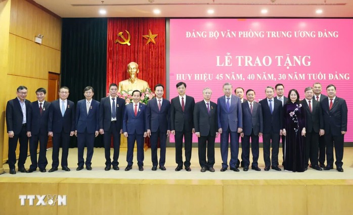 Tổng Bí thư Tô Lâm trao Huy hiệu 45 năm tuổi đảng tặng ông Trần Quốc Vượng- Ảnh 2. Tổng Bí thư Tô Lâm trao Huy hiệu 45 năm tuổi đảng tặng ông Trần Quốc Vượng- Ảnh 2.