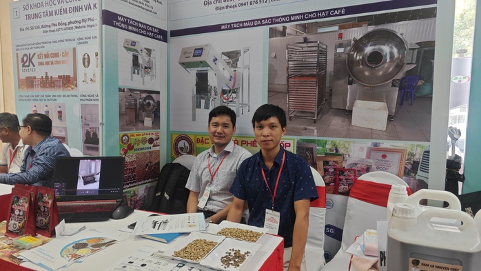 Bất ngờ với “nhân vật” lựa cà phê của 1 doanh nghiệp ở TP HCM- Ảnh 2. Bất ngờ với “nhân vật” lựa cà phê của 1 doanh nghiệp ở TP HCM- Ảnh 2.