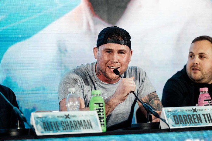 Ronaldo được cựu võ sĩ UFC "thách đấu" trên sàn MMA- Ảnh 1. Ronaldo được cựu võ sĩ UFC "thách đấu" trên sàn MMA- Ảnh 1.