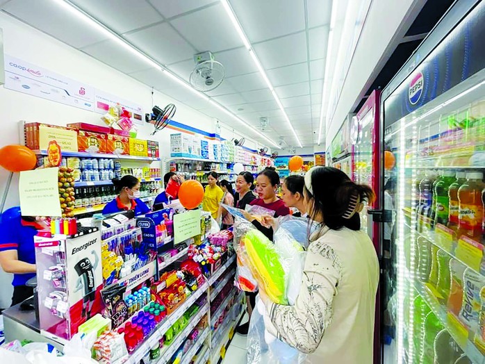 Không khí mua sắm nhộn nhịp trong ngày khai trương cửa hàng Co.op Smile Không khí mua sắm nhộn nhịp trong ngày khai trương cửa hàng Co.op Smile