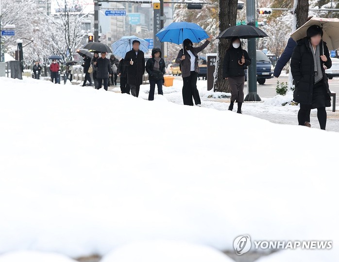 Seoul đang hứng tuyết dày ngày thứ 2, gần gấp đôi "kỷ lục thế kỷ" hôm trước- Ảnh 1. Seoul đang hứng tuyết dày ngày thứ 2, gần gấp đôi "kỷ lục thế kỷ" hôm trước- Ảnh 1.