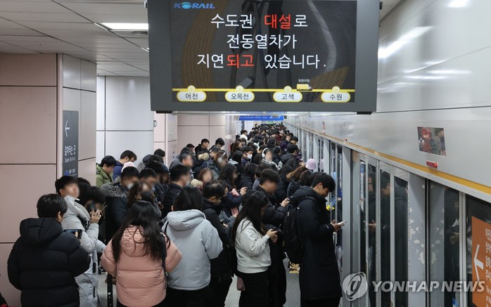 Seoul đang hứng tuyết dày ngày thứ 2, gần gấp đôi "kỷ lục thế kỷ" hôm trước- Ảnh 2. Seoul đang hứng tuyết dày ngày thứ 2, gần gấp đôi "kỷ lục thế kỷ" hôm trước- Ảnh 2.