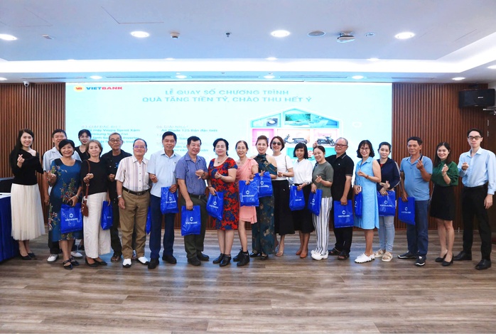 Lễ quay số chương trình "Quà tặng tiền tỷ - Chào thu hết ý" thu hút nhiều khách hàng Vietbank tham dự Lễ quay số chương trình "Quà tặng tiền tỷ - Chào thu hết ý" thu hút nhiều khách hàng Vietbank tham dự