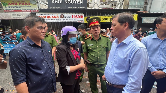 Chủ tịch tỉnh Khánh Hoà tới hiện trường vụ cháy nhà khiến 4 người chết và chỉ đạo nóng- Ảnh 1.