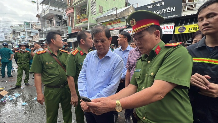 Chủ tịch tỉnh Khánh Hoà tới hiện trường vụ cháy nhà khiến 4 người chết và chỉ đạo nóng- Ảnh 2.