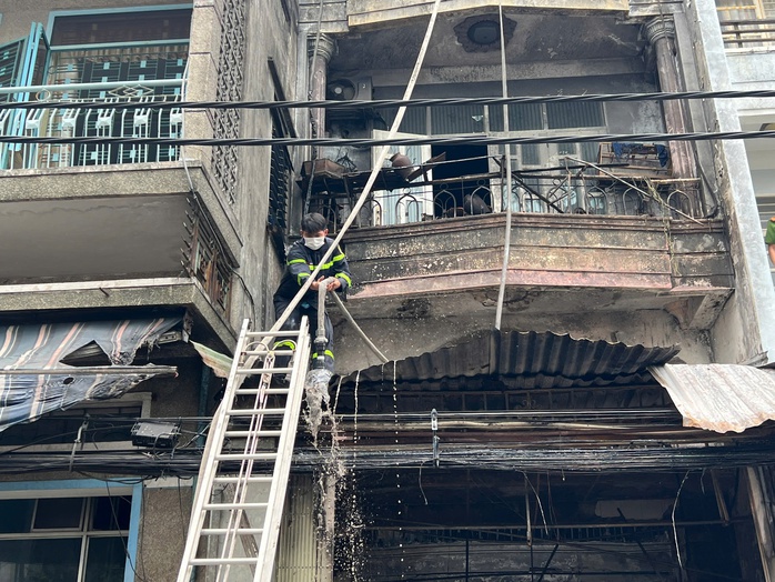 Chủ tịch tỉnh Khánh Hoà tới hiện trường vụ cháy nhà khiến 4 người chết và chỉ đạo nóng- Ảnh 6.