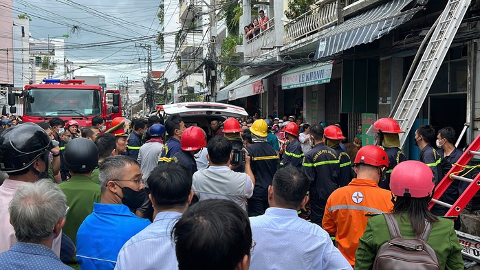Chủ tịch tỉnh Khánh Hoà tới hiện trường vụ cháy nhà khiến 4 người chết và chỉ đạo nóng- Ảnh 7.