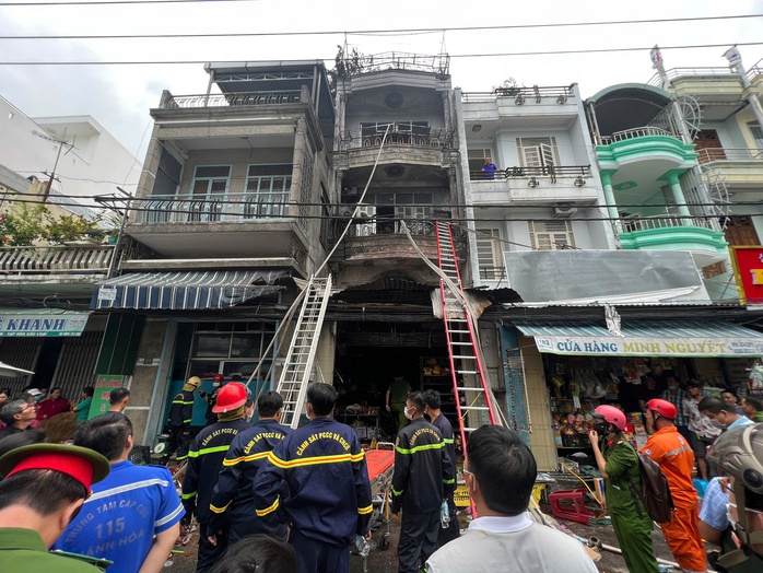 Chủ tịch tỉnh Khánh Hoà tới hiện trường vụ cháy nhà khiến 4 người chết và chỉ đạo nóng- Ảnh 4.