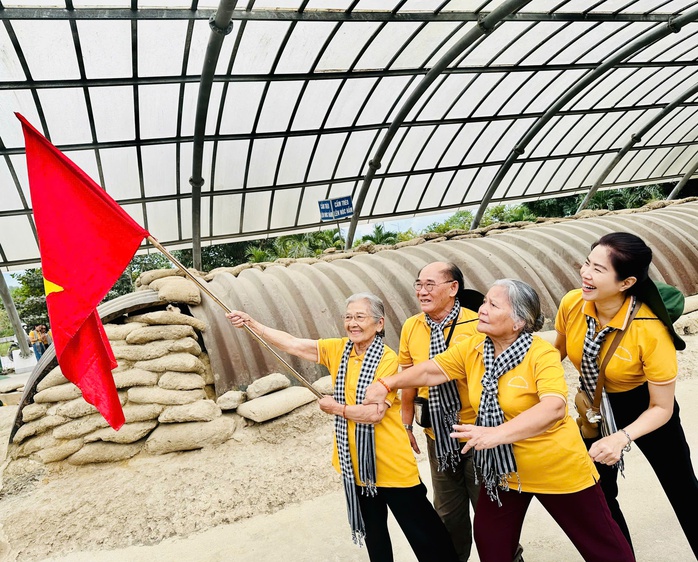 Chương trình văn nghệ tri ân "Điện Biên Phủ - Bản hùng ca thế kỷ": Hào hùng, nghĩa tình- Ảnh 4. Chương trình văn nghệ tri ân "Điện Biên Phủ - Bản hùng ca thế kỷ": Hào hùng, nghĩa tình- Ảnh 4.