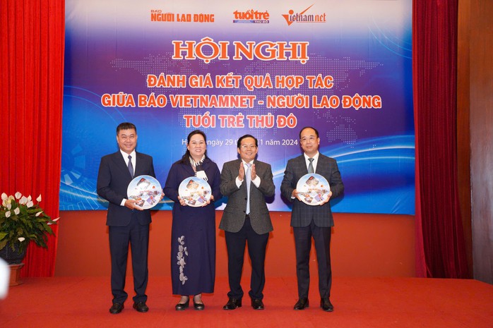 Ông Tô Đình Tuân, Tổng Biên tập Báo Người Lao Động (thứ hai từ phải qua), tặng quà lưu niệm cho Tổng Biên tập Báo VietNamNet, Báo Tuổi trẻ Thủ đô và đại diện lãnh đạo Sở Thông tin - Truyền thông TP Hà NộiẢnh: Trần Huỳnh Ông Tô Đình Tuân, Tổng Biên tập Báo Người Lao Động (thứ hai từ phải qua), tặng quà lưu niệm cho Tổng Biên tập Báo VietNamNet, Báo Tuổi trẻ Thủ đô và đại diện lãnh đạo Sở Thông tin - Truyền thông TP Hà NộiẢnh: Trần Huỳnh
