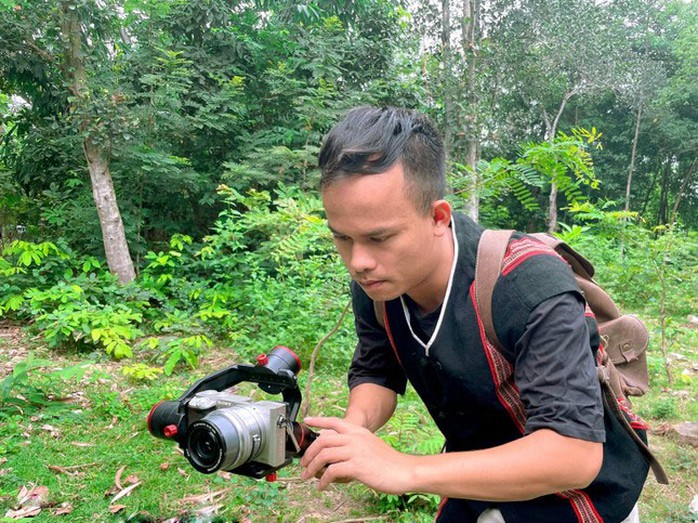 Hồ Tu Pông Ngởi làm phim về cuộc sống của người Pa Kô, Vân Kiều ở vùng Lìa, huyện Hướng Hóa, tỉnh Quảng Trị Hồ Tu Pông Ngởi làm phim về cuộc sống của người Pa Kô, Vân Kiều ở vùng Lìa, huyện Hướng Hóa, tỉnh Quảng Trị