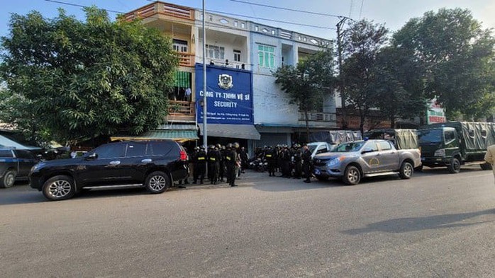 Cảnh sát hình sự vào cuộc vụ nhóm "vệ sĩ" dẹp đường cho đoàn xe đám cưới- Ảnh 2. Cảnh sát hình sự vào cuộc vụ nhóm "vệ sĩ" dẹp đường cho đoàn xe đám cưới- Ảnh 2.