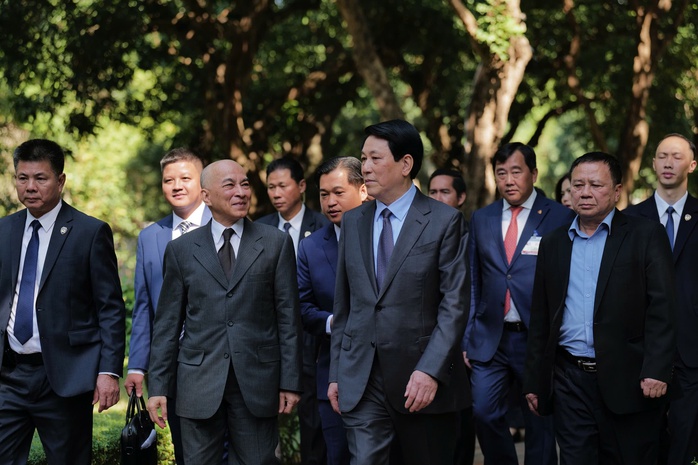 Chủ tịch nước Lương Cường và Quốc vương Campuchia đối ẩm trà tại Văn Miếu - Quốc Tử Giám- Ảnh 6. Chủ tịch nước Lương Cường và Quốc vương Campuchia đối ẩm trà tại Văn Miếu - Quốc Tử Giám- Ảnh 6.