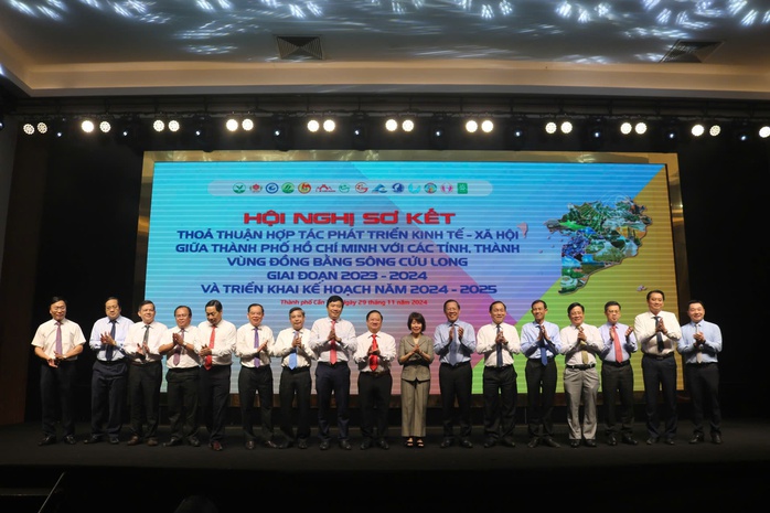 Lãnh đạo TP HCM và các tỉnh, thành ĐBSCL cùng các đại biểu tại Hội nghị sơ kết “Thỏa thuận hợp tác phát triển kinh tế - xã hội giữa TP HCM và các tỉnh, thành ĐBSCL giai đoạn 2023-2024 và triển khai kế hoạch năm 2024-2025”. Ảnh: CA LINH Lãnh đạo TP HCM và các tỉnh, thành ĐBSCL cùng các đại biểu tại Hội nghị sơ kết “Thỏa thuận hợp tác phát triển kinh tế - xã hội giữa TP HCM và các tỉnh, thành ĐBSCL giai đoạn 2023-2024 và triển khai kế hoạch năm 2024-2025”. Ảnh: CA LINH