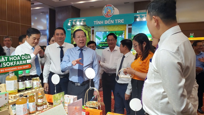 Chủ tịch UBND TP HCM Phan Văn Mãi cùng các đại biểu tham quan gian hàng trưng bày bên lề hội nghịẢnh: LÊ HOÀNG Chủ tịch UBND TP HCM Phan Văn Mãi cùng các đại biểu tham quan gian hàng trưng bày bên lề hội nghịẢnh: LÊ HOÀNG