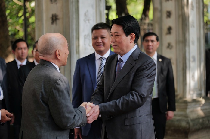 Chủ tịch nước Lương Cường và Quốc vương Campuchia đối ẩm trà tại Văn Miếu - Quốc Tử Giám- Ảnh 3. Chủ tịch nước Lương Cường và Quốc vương Campuchia đối ẩm trà tại Văn Miếu - Quốc Tử Giám- Ảnh 3.