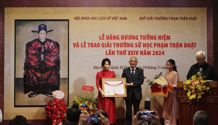 PGS-TS Trần Đức Cường, Chủ tịch Hội Khoa học Lịch sử Việt Nam, trao giải nhất cho TS Trương Thị Hải PGS-TS Trần Đức Cường, Chủ tịch Hội Khoa học Lịch sử Việt Nam, trao giải nhất cho TS Trương Thị Hải