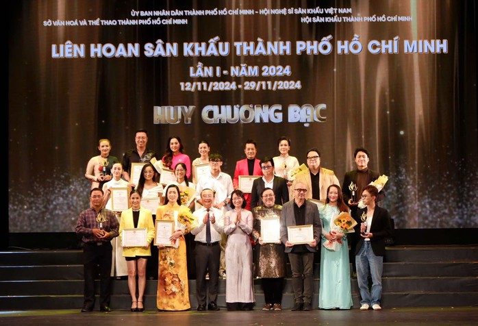 Bế mạc Liên hoan Sân khấu TP HCM lần 1 - 2024: Sân khấu Thiên Đăng thắng lớn- Ảnh 2. Bế mạc Liên hoan Sân khấu TP HCM lần 1 - 2024: Sân khấu Thiên Đăng thắng lớn- Ảnh 2.