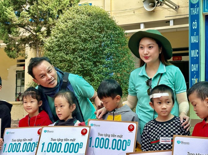 Hơn 100 văn nghệ sĩ TP HCM trao tặng quà cho người dân làng Nủ, Lào Cai- Ảnh 1. Hơn 100 văn nghệ sĩ TP HCM trao tặng quà cho người dân làng Nủ, Lào Cai- Ảnh 1.
