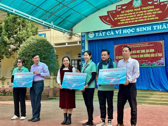 Hơn 100 văn nghệ sĩ TP HCM trao tặng quà cho người dân làng Nủ, Lào Cai- Ảnh 2. Hơn 100 văn nghệ sĩ TP HCM trao tặng quà cho người dân làng Nủ, Lào Cai- Ảnh 2.