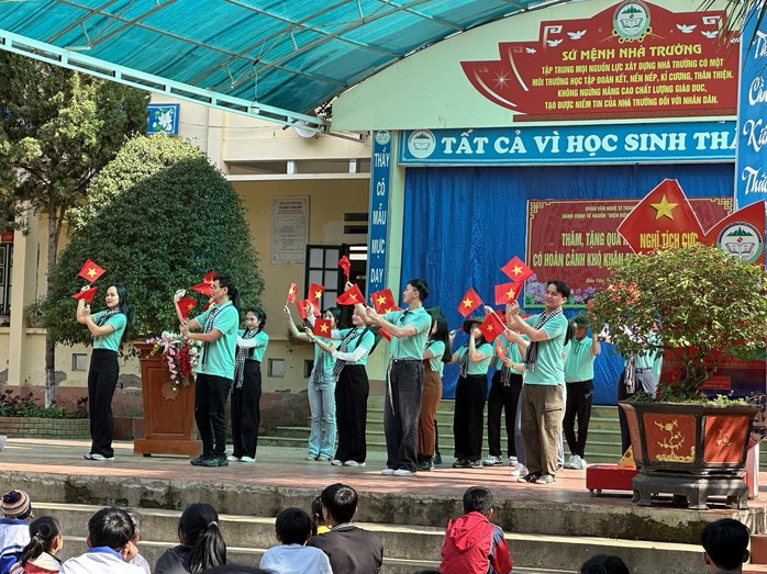 Hơn 100 văn nghệ sĩ TP HCM trao tặng quà cho người dân làng Nủ, Lào Cai- Ảnh 5. Hơn 100 văn nghệ sĩ TP HCM trao tặng quà cho người dân làng Nủ, Lào Cai- Ảnh 5.