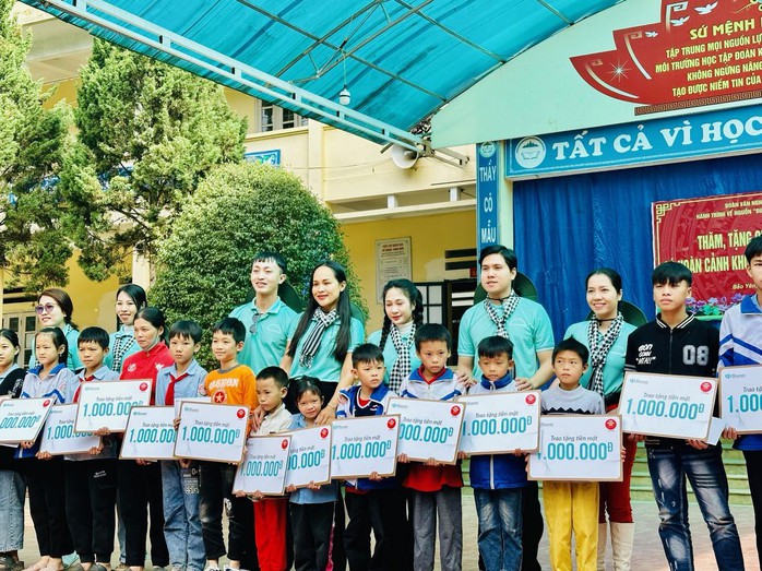 Hơn 100 văn nghệ sĩ TP HCM trao tặng quà cho người dân làng Nủ, Lào Cai- Ảnh 3. Hơn 100 văn nghệ sĩ TP HCM trao tặng quà cho người dân làng Nủ, Lào Cai- Ảnh 3.