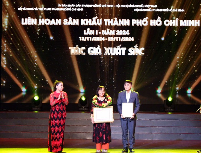 Bế mạc Liên hoan Sân khấu TP HCM lần 1 - 2024: Sân khấu Thiên Đăng thắng lớn- Ảnh 4. Bế mạc Liên hoan Sân khấu TP HCM lần 1 - 2024: Sân khấu Thiên Đăng thắng lớn- Ảnh 4.