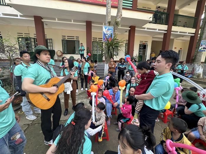 Hơn 100 văn nghệ sĩ TP HCM trao tặng quà cho người dân làng Nủ, Lào Cai- Ảnh 4. Hơn 100 văn nghệ sĩ TP HCM trao tặng quà cho người dân làng Nủ, Lào Cai- Ảnh 4.