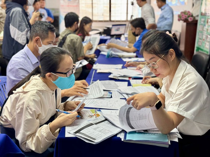 Người lao động tìm việc tại sàn giao dịch việc làm ở TP HCM. Ảnh: HUỲNH NHƯ Người lao động tìm việc tại sàn giao dịch việc làm ở TP HCM. Ảnh: HUỲNH NHƯ