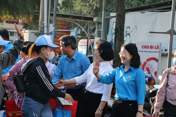 Lãnh đạo LĐLĐ tỉnh Bình Dương tiễn công nhân về quê đón Tết năm 2024 Lãnh đạo LĐLĐ tỉnh Bình Dương tiễn công nhân về quê đón Tết năm 2024