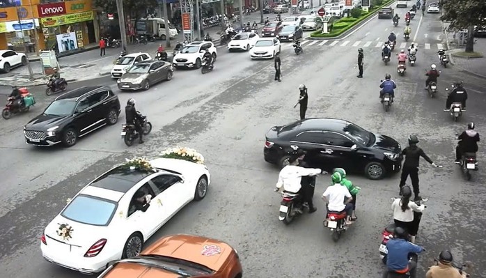 Cảnh sát hình sự vào cuộc vụ nhóm "vệ sĩ" dẹp đường cho đoàn xe đám cưới- Ảnh 1. Cảnh sát hình sự vào cuộc vụ nhóm "vệ sĩ" dẹp đường cho đoàn xe đám cưới- Ảnh 1.