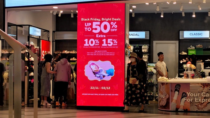 Hình ảnh mua sắm khác lạ trong ngày "sale sập sàn" Black Friday- Ảnh 1. Hình ảnh mua sắm khác lạ trong ngày "sale sập sàn" Black Friday- Ảnh 1.