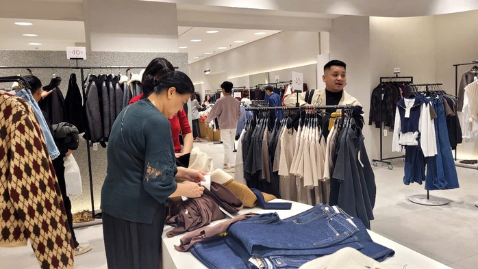 Hình ảnh mua sắm khác lạ trong ngày "sale sập sàn" Black Friday- Ảnh 8. Hình ảnh mua sắm khác lạ trong ngày "sale sập sàn" Black Friday- Ảnh 8.