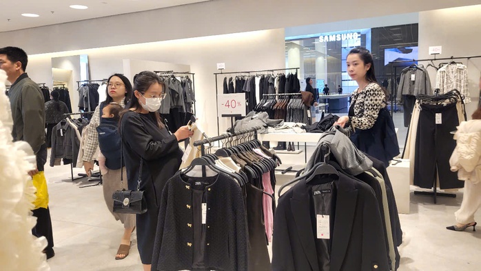 Hình ảnh mua sắm khác lạ trong ngày "sale sập sàn" Black Friday- Ảnh 9. Hình ảnh mua sắm khác lạ trong ngày "sale sập sàn" Black Friday- Ảnh 9.