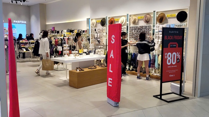 Hình ảnh mua sắm khác lạ trong ngày "sale sập sàn" Black Friday- Ảnh 3. Hình ảnh mua sắm khác lạ trong ngày "sale sập sàn" Black Friday- Ảnh 3.