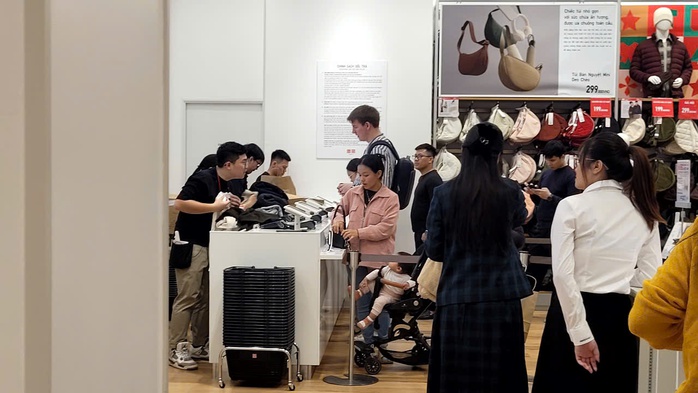 Hình ảnh mua sắm khác lạ trong ngày "sale sập sàn" Black Friday- Ảnh 5. Hình ảnh mua sắm khác lạ trong ngày "sale sập sàn" Black Friday- Ảnh 5.