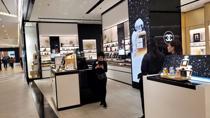 Hình ảnh mua sắm khác lạ trong ngày "sale sập sàn" Black Friday- Ảnh 7. Hình ảnh mua sắm khác lạ trong ngày "sale sập sàn" Black Friday- Ảnh 7.