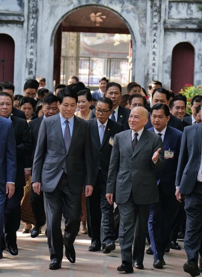 Chủ tịch nước Lương Cường và Quốc vương Campuchia đối ẩm trà tại Văn Miếu - Quốc Tử Giám- Ảnh 4. Chủ tịch nước Lương Cường và Quốc vương Campuchia đối ẩm trà tại Văn Miếu - Quốc Tử Giám- Ảnh 4.