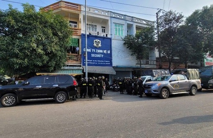 Tạm giữ nhóm "vệ sĩ" dẹp đường cho đoàn xe đám cưới gây xôn xao ở Thanh Hóa- Ảnh 3. Tạm giữ nhóm "vệ sĩ" dẹp đường cho đoàn xe đám cưới gây xôn xao ở Thanh Hóa- Ảnh 3.
