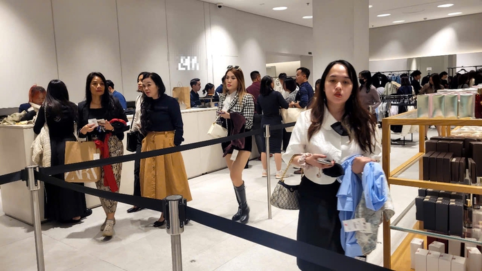 Hình ảnh mua sắm khác lạ trong ngày "sale sập sàn" Black Friday- Ảnh 10. Hình ảnh mua sắm khác lạ trong ngày "sale sập sàn" Black Friday- Ảnh 10.