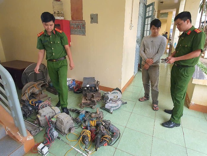 Đóng giả "lao công" quét rác gây ra hàng loạt vụ trộm cắp- Ảnh 2. Đóng giả "lao công" quét rác gây ra hàng loạt vụ trộm cắp- Ảnh 2.