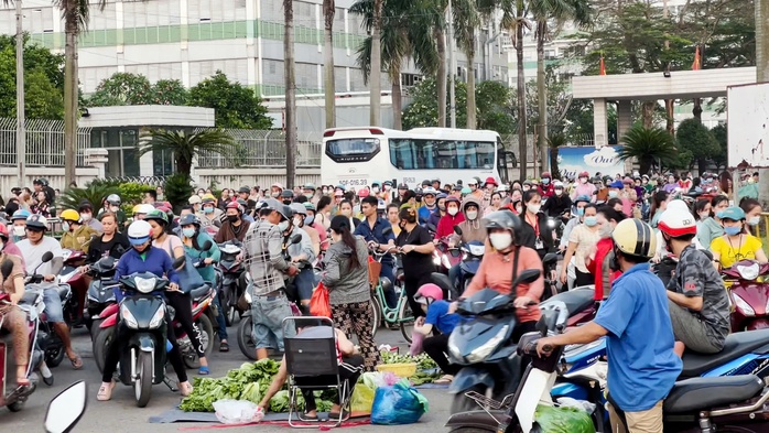 Công nhân bỏ phố về quê, nhà trọ ế ẩm- Ảnh 1. Công nhân bỏ phố về quê, nhà trọ ế ẩm- Ảnh 1.