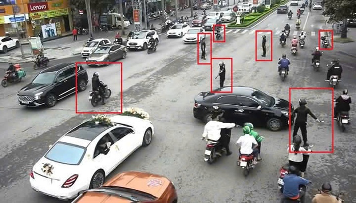 Tạm giữ nhóm "vệ sĩ" dẹp đường cho đoàn xe đám cưới gây xôn xao ở Thanh Hóa- Ảnh 2. Tạm giữ nhóm "vệ sĩ" dẹp đường cho đoàn xe đám cưới gây xôn xao ở Thanh Hóa- Ảnh 2.